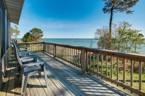 Gwynn's Island Gem | Private Beach & Bay Views