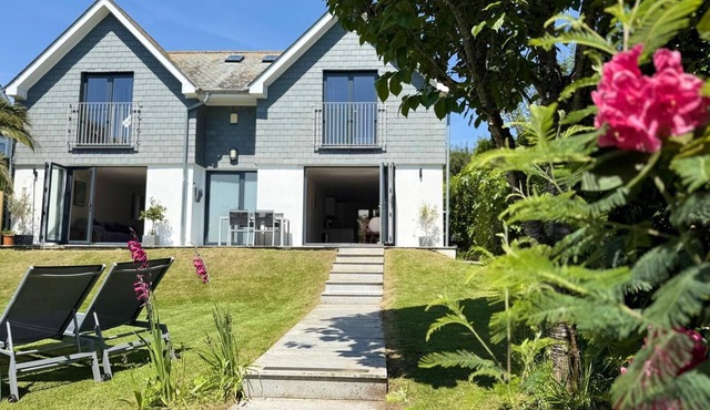 Gylly Beach Falmouth Sleeps 8 only 2 minutes walk to the beach