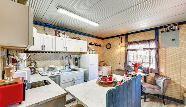 Gym Access On-Site: Cabin w/Deck in Red Oak!