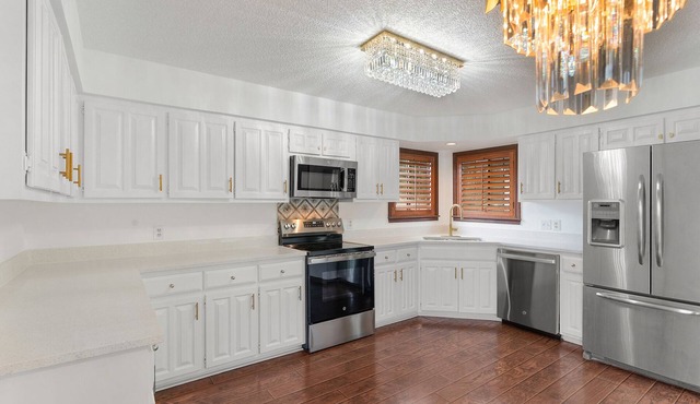 Gym & BBQ Included, Lake Access, Deck & Hill Country Views