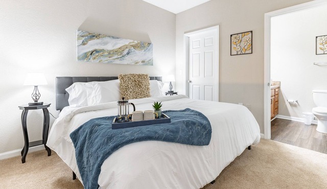 Gym, Fast WiFi, King Bed, Free Parking