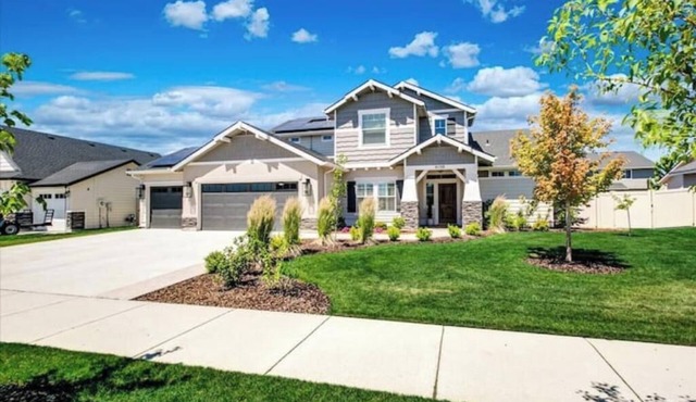 Gym. Kid Friendly. Adults Retreat. Bedroom TV's Pullout Couch. Private. Spa Tub.