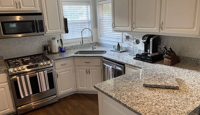 GYM, SAUNA, & HOTTUB! Luxury Spa Oasis Home!