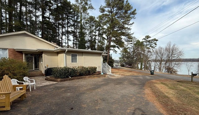 Gypsy Beach House -5 Bedroom, 3 Bath, Sandy Beach, Dock, Close to Downtown