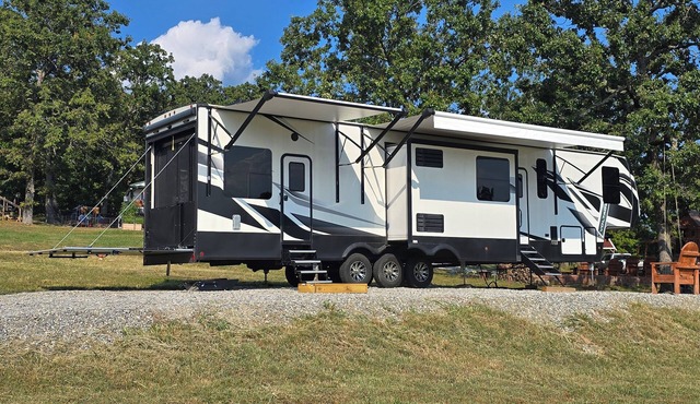 Gypsy Soul Glamping Escape – Upscale 5th Wheel Retreat with Mountain Views