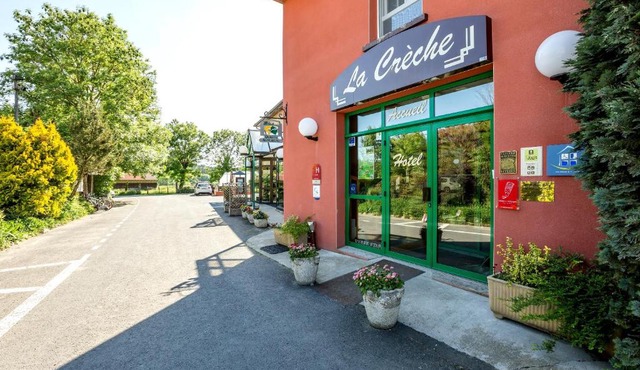 Hôtel Restaurant La Crèche et sa piscine intérieure - Logis Hôtels