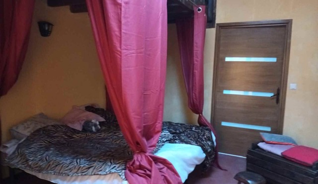 Hébergement médiéval dans un parc avec 600 variétés végétales, ferme pédagogique