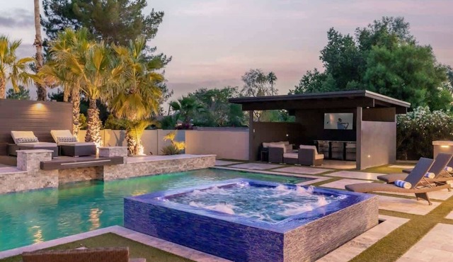 HÓZHÓ Resort-Style Desert Escape w/Pool & Cabana