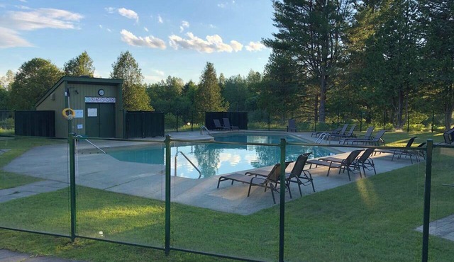 Hôtel à la maison - Chalet sous les Thuyas