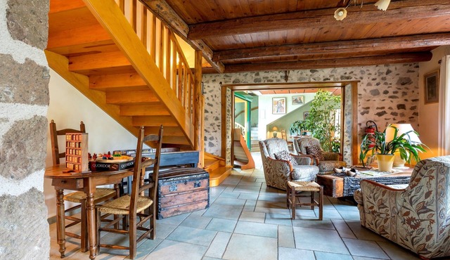 Hôtel-Restaurant La Crèche et sa piscine intérieure - Logis Hôtels