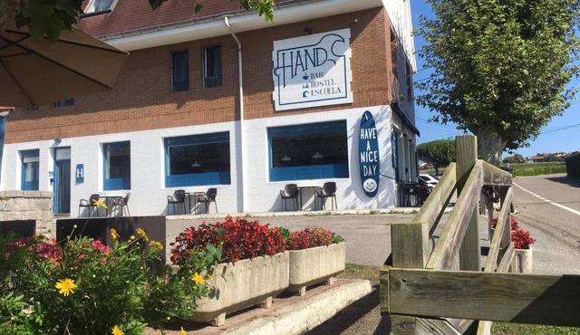 H.A.N.D Surf Hostel