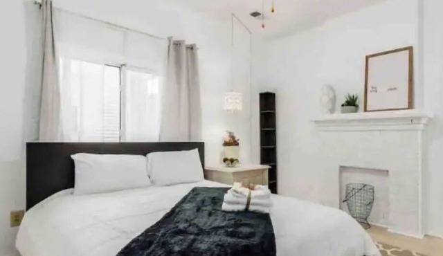 H Boutique 2 bedroom walk directly into to nightlife. Next to Convention center