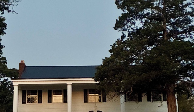 H.D. Franks Guesthouse - Romantic Vintage Colonial Home in Historic Alton Mo.