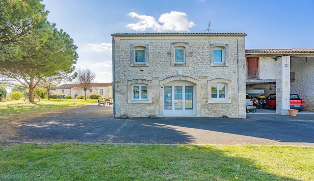 House 'Gite Aix Indoor Pool' with Shared Garden and Wi-Fi