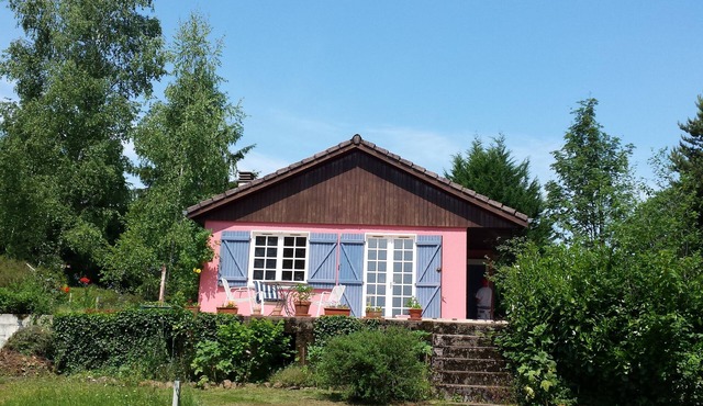 Haus am See, in a quiet area in large grounds. Pets welcome.