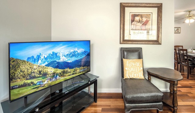 H@Home Newly Renovated 5BR Retreat, Near YYC & Deerfoot Mall – Sleeps 10