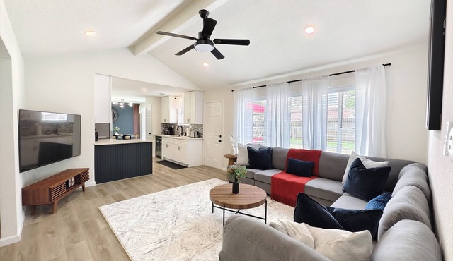 H-Town Hideout :King Suite, 4 bedrooms close to attractions and restaurants