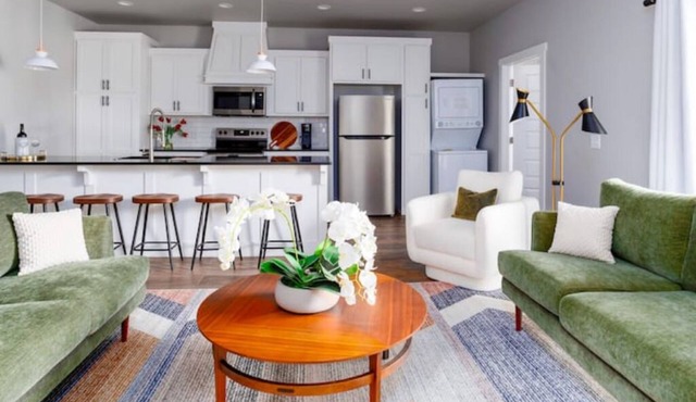 H1/H3/H5 Spacious & Urban Modern Condo - 3 units!