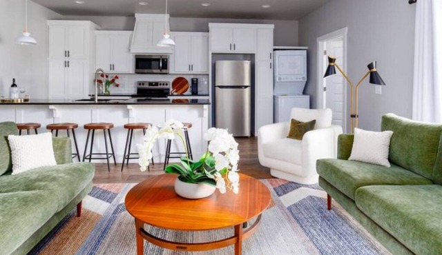 H1-H6 Spacious & Urban Modern Condo - 52 guests!
