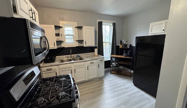 H1-Large 3 Bedroon 1.5 Bathroom apartment