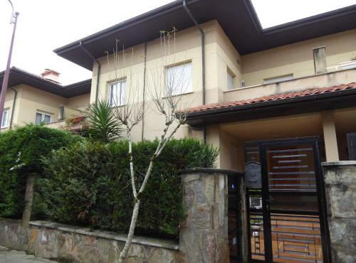 H130 Villa adosada con jardín y txoko by Egona