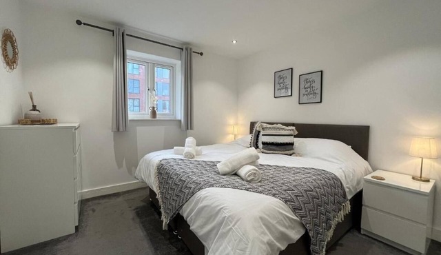 H17 Regency- Large 1 bed apartment, w/free parking