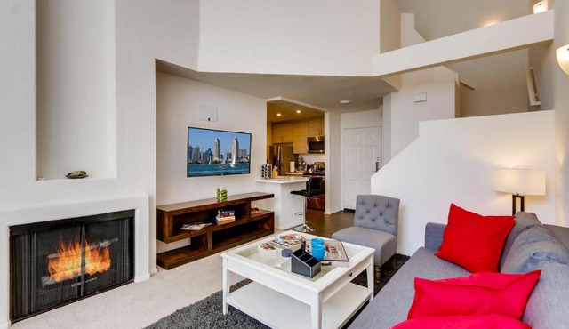 H2 -NEW Gorgeous Downtown San Diego 1 Bedroom + Upstairs Bedroom Loft!