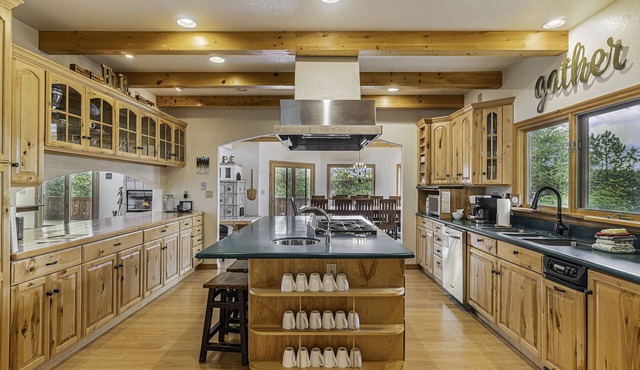 H7 at Hope Mountain–Luxury 6-Bedroom Retreat with Pool & Hot Tub near Allenspark