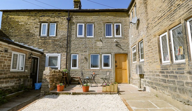 HA'PENNY COTTAGE, pet friendly, character holiday cottage in Meltham