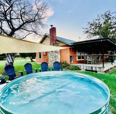Habari 5BR Ranch House near Fossil Rim Cowboy Pool