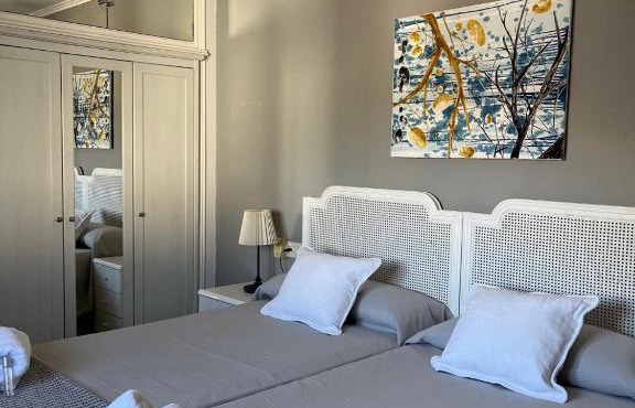 Habitación cerca de todo en casa de Emilia
