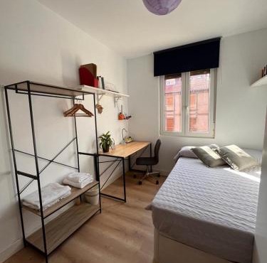 Habitación cerca del centro, baño y cocina compartida