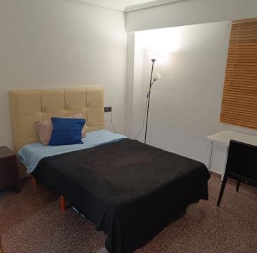 Habitación con baño privado a 10 minutos del centro a pie