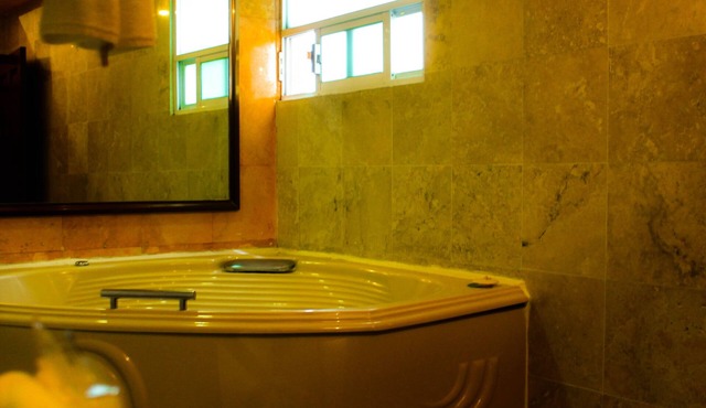 Habitación con jacuzzi Villas y Suites Real Azteca.