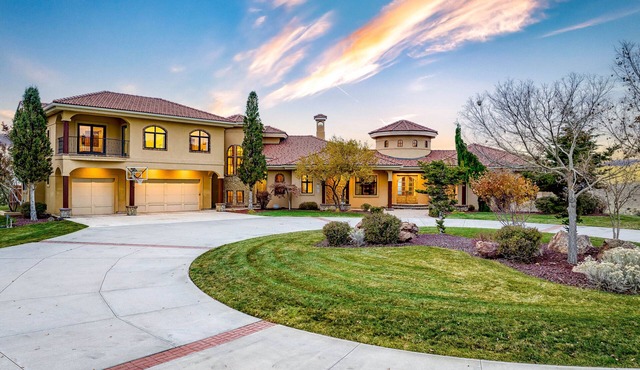 #HabitueHomes - The Wild Horse - Weddings! Reunions! Corporate Retreats!