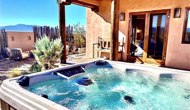 Hacienda Harwood. Hot Tub, 2 Living Rooms, Professional Kitchen, Sleeps 6-8.