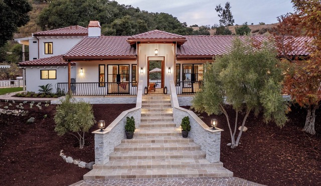 Hacienda Style Home w/Pool+HotTub, Outdoor Grill & Fire Pit in Corral de Tierra