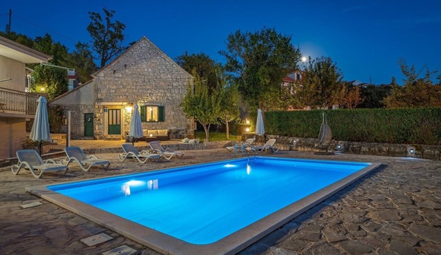 Hacienda Sylvia - secluded 4-bedroom villa with 45sqm heated pool