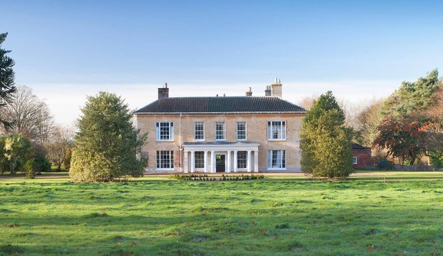 Hackford Hall - sleeps 28 guests in 13 bedrooms
