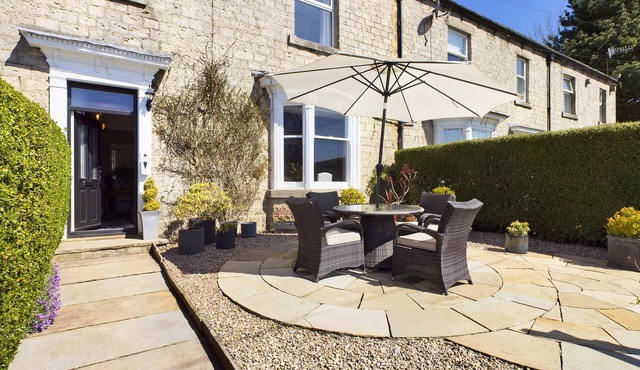 HACKNEY HOUSE, pet friendly, character holiday cottage in Reeth