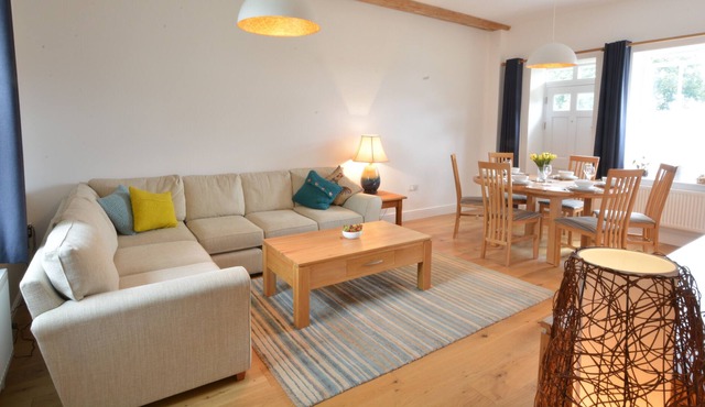 HADDON, BLYTHBURGH, family friendly, with pool in Southwold