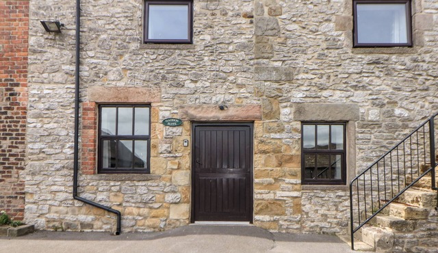 HADDON COTTAGE, pet friendly, character holiday cottage in Bakewell