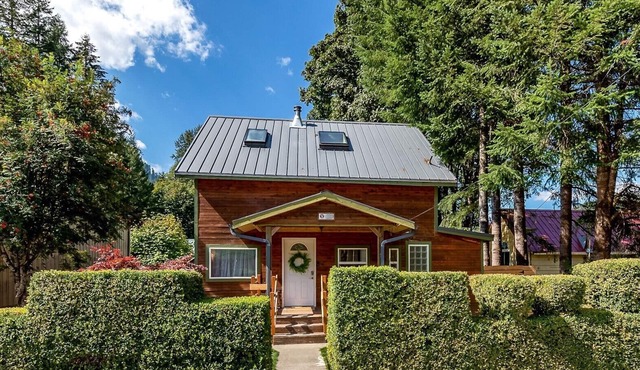 Hadley's Hideaway -Cottage w/hot tub, fenced yard close to hikes & Stevens Pass ski hill