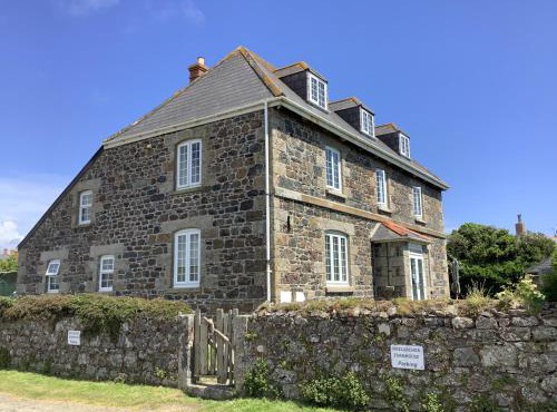 Haelarcher Farmhouse and Helicopter B&B