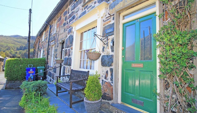 HAFAN COTTAGE, pet friendly, with open fire in Beddgelert