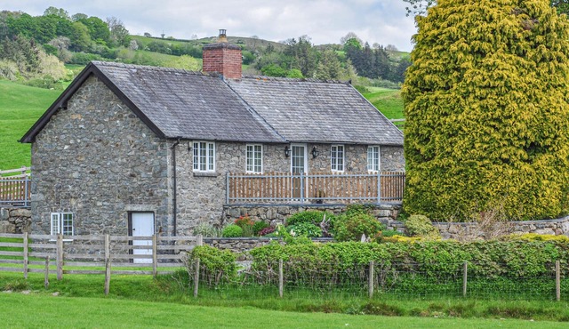 HAFAN, pet friendly, character holiday cottage in Llanerfyl