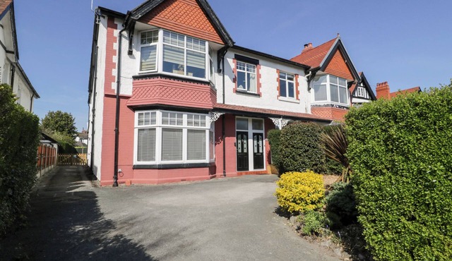 HAFAN Y MOR, family friendly, luxury holiday cottage in Rhos-On-Sea