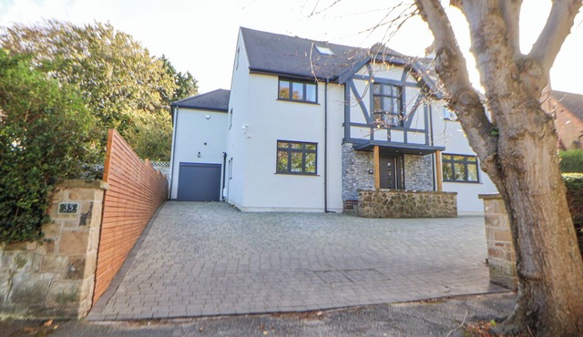 HAFAN Y MOR, pet friendly, with hot tub in Prestatyn