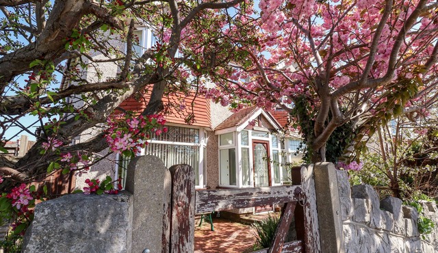 HAFFANNEDD, family friendly, character holiday cottage in Rhos-On-Sea