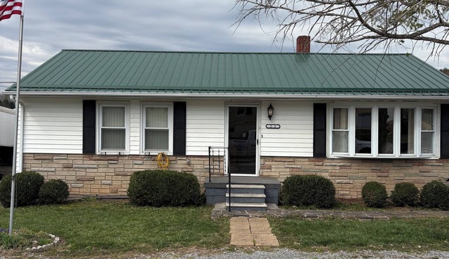 Hafield McCoy trail house sleeps 14